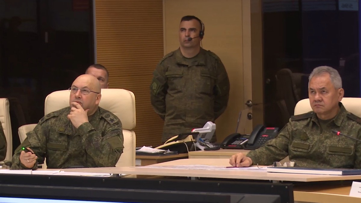 Шойгу посетил командный пункт группировки российских войск в зоне СВО