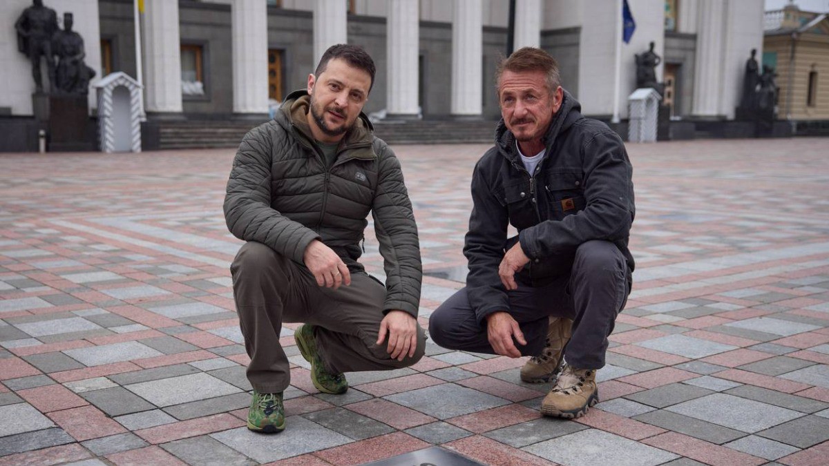 Актёр Шон Пенн дал Зеленскому «попользоваться» своей статуэткой «Оскар»