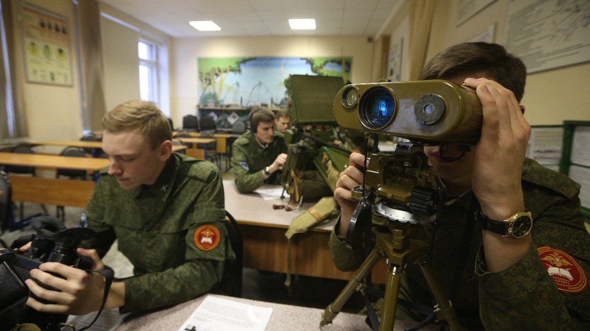 Со следующего учебного года в школах введут начальную военную подготовку