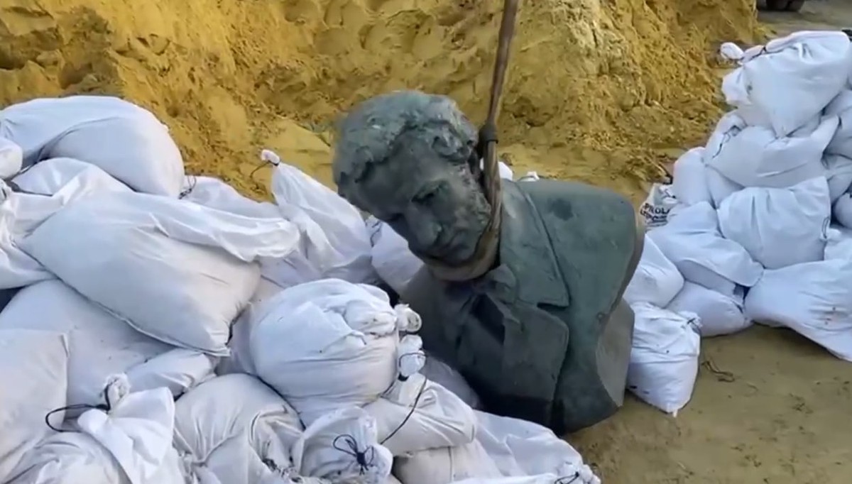 В Харькове демонтировали бюст Пушкина