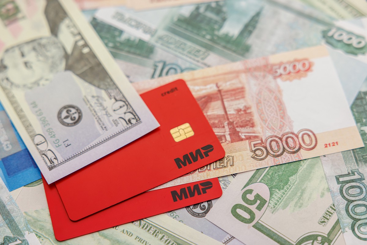 Как выгодно перевести деньги с карты на карту: пять удобных способов