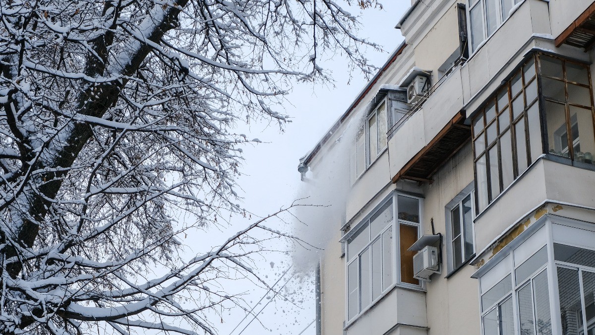 Россиян предупредили об обязанности самостоятельно следить за очисткой сосулек с балконов