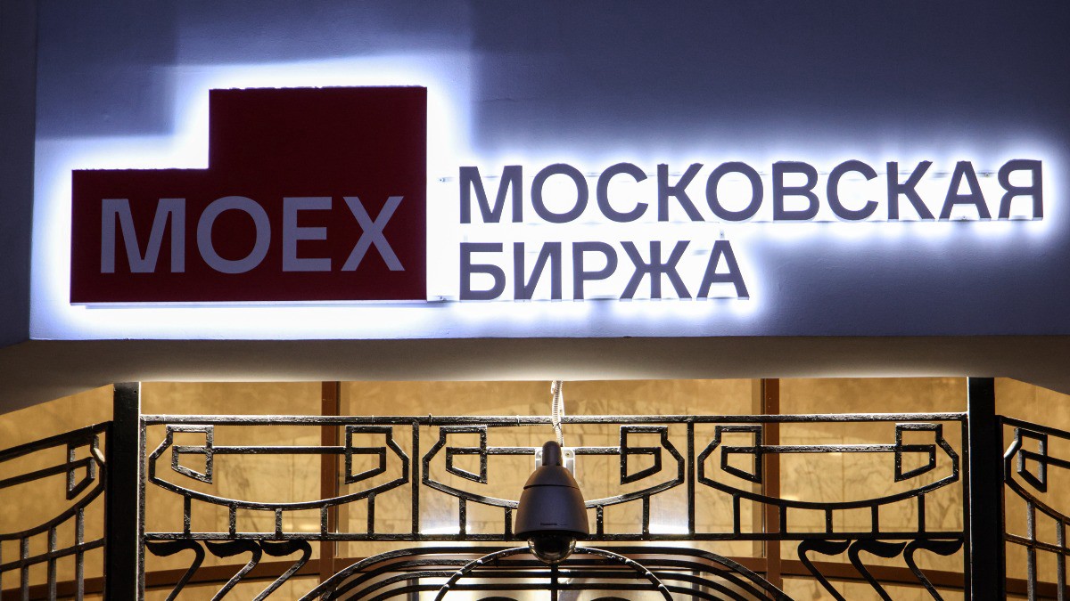 Курс доллара на Мосбирже превысил 101 рубль впервые с 23 марта прошлого года