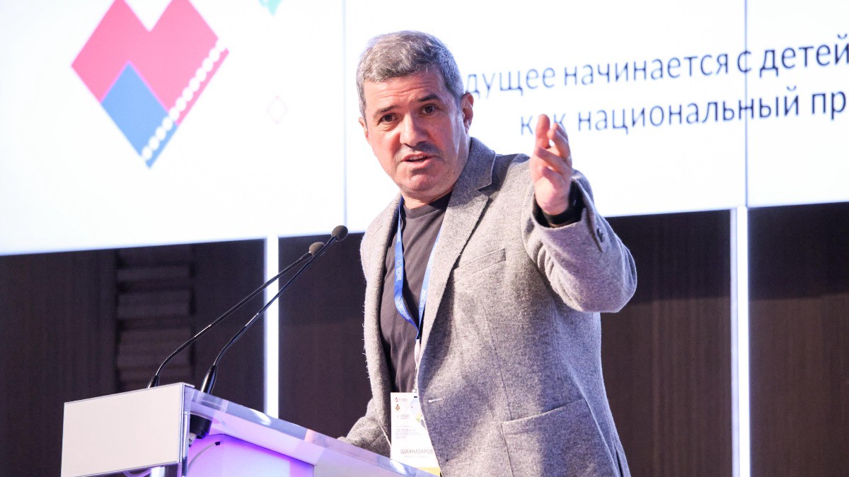 «Очень дозированно»: Шахназаров рассказал, какие фильмы и мультики смотрит его сын