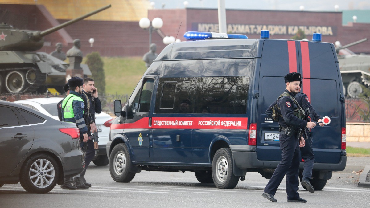 Неизвестный зарезал сотрудника ГИБДД во время намаза в центре Грозного