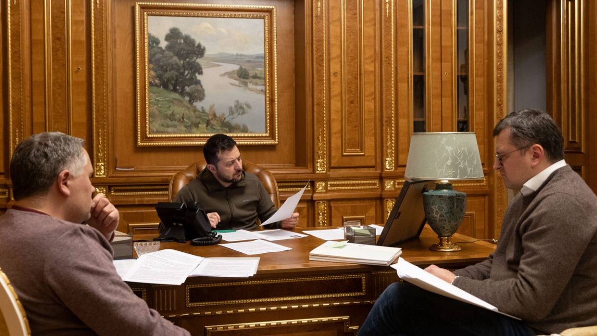 Зеленский поручил Залужному и Кулебе подготовить план для работы зернового коридора