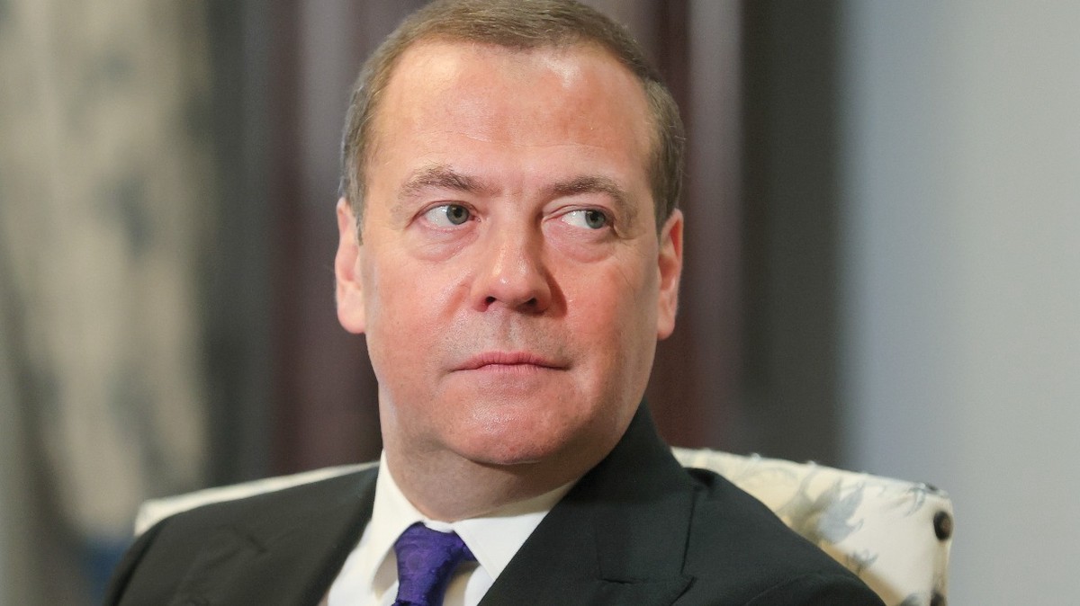 Медведев отреагировал на снос памятников на Украине 