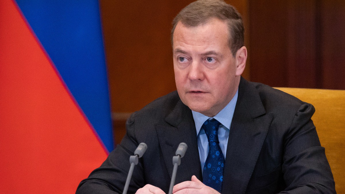 Медведев назвал Зеленского «кровавым клоуном» за призыв направить миссии ЕС на Украину
