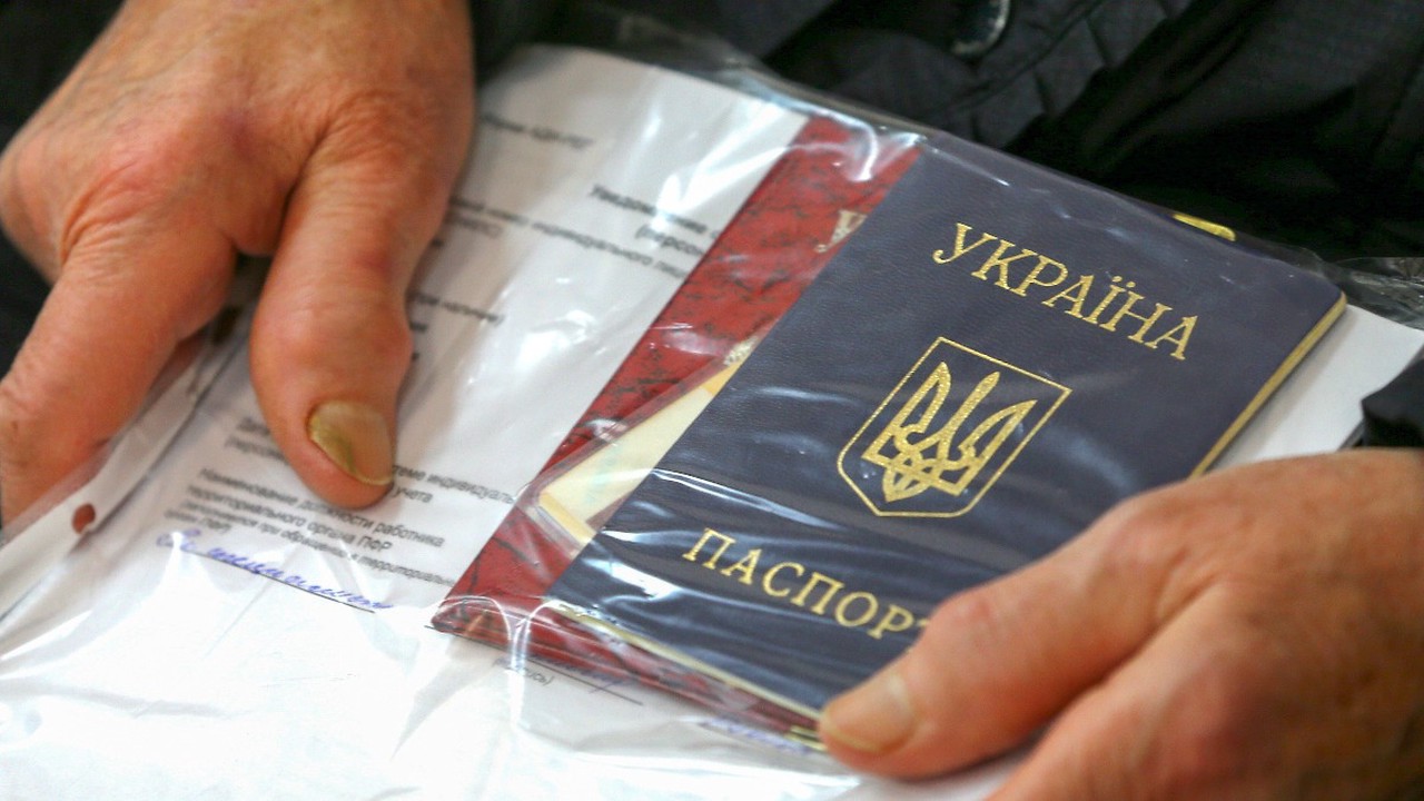 Как сейчас в новых субъектах РФ получают российские паспорта и как это происходило в 2014 году в Крыму