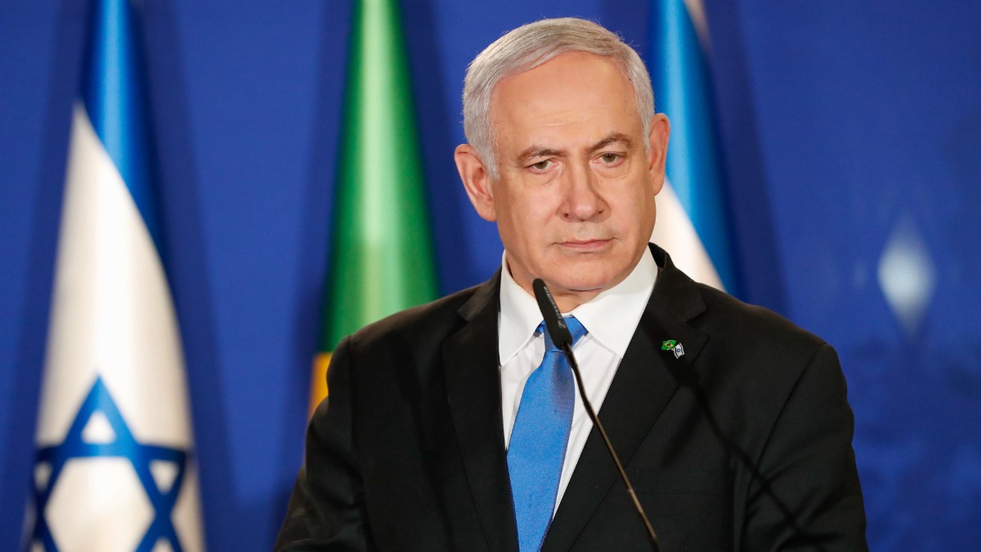 Сенатор Сандерс назвал Нетаньяху военным преступником и отказался его слушать