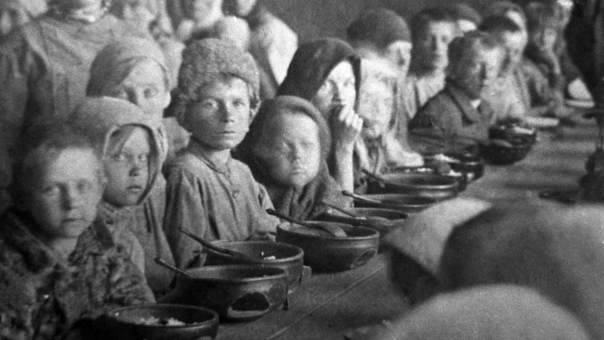 Первый год голода. Голодающие Поволжья 1921. Голодающие дети Поволжья 1921. Голода 1932–1933 годов в Поволжье. Голод в 1920-1921 гг в России.