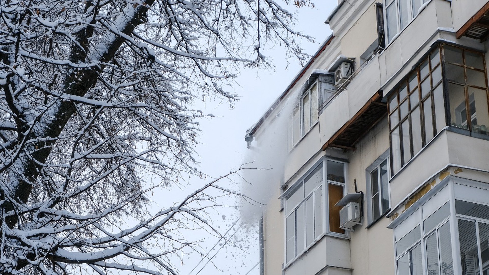 Россиян предупредили об обязанности самостоятельно следить за очисткой сосулек с балконов