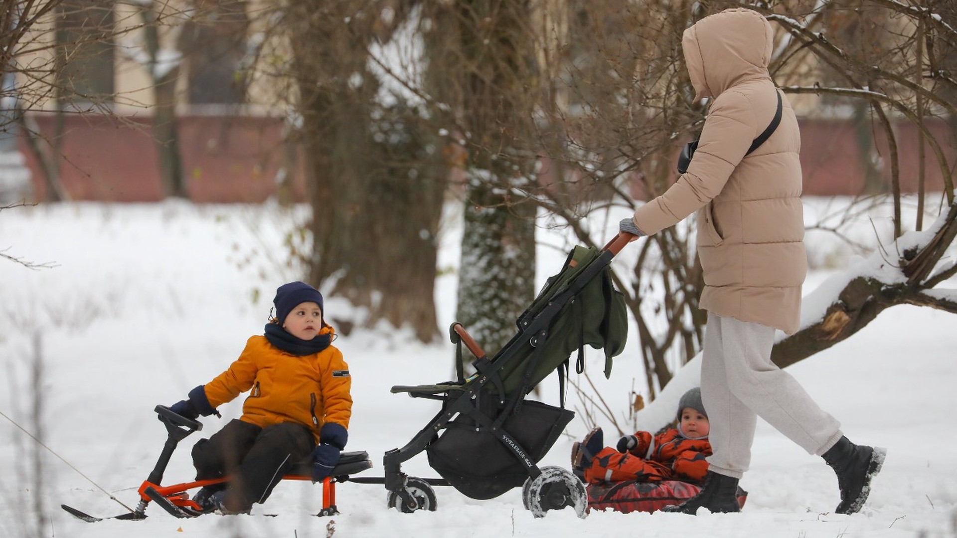 Как гулять с ребёнком, чтобы он не замёрз: мнение врачей