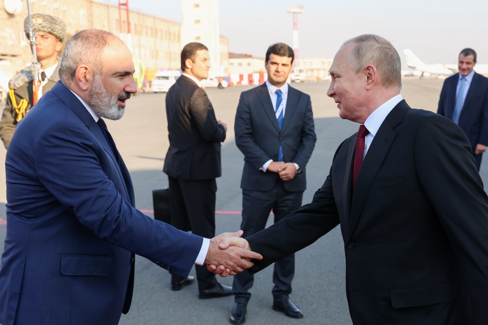 Путин и Пашинян приехали на ОДКБ на одном Aurus