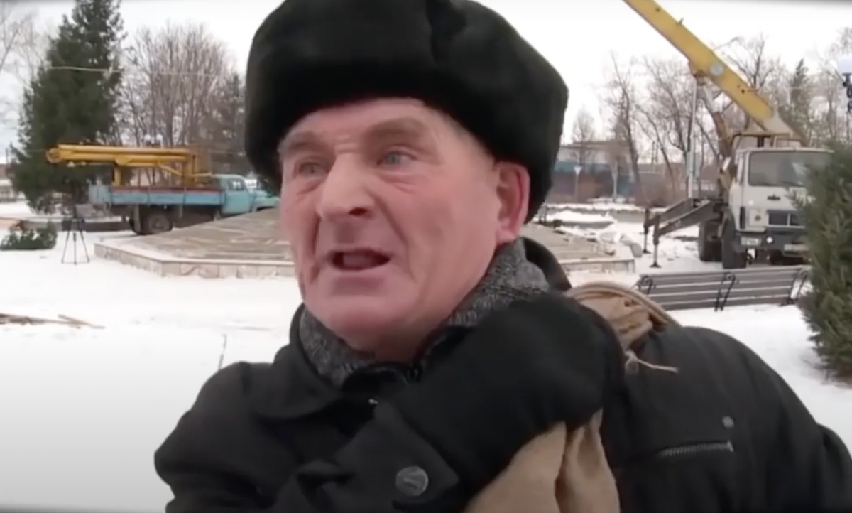 Стало известно, как живёт пенсионер-мем, который «*** без соли доедает»