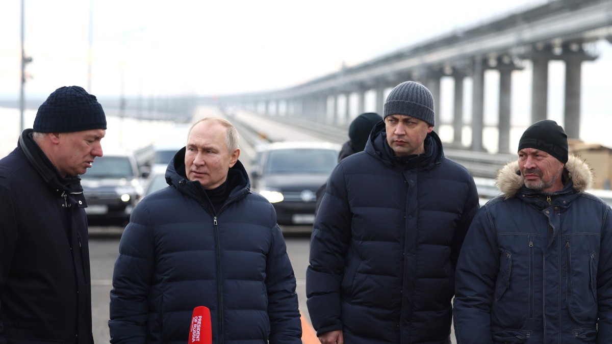 В Кремле объяснили, почему Путин был за рулем Mercedes на Крымском мосту