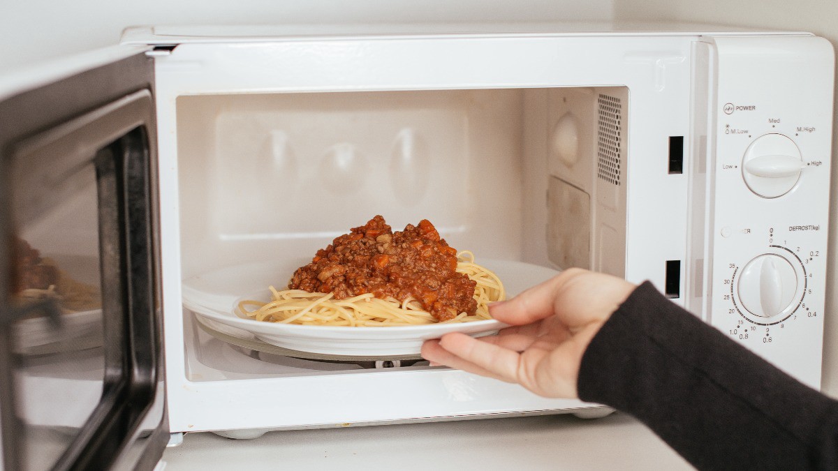 Эксперты объяснили, какие продукты нельзя греть в микроволновке