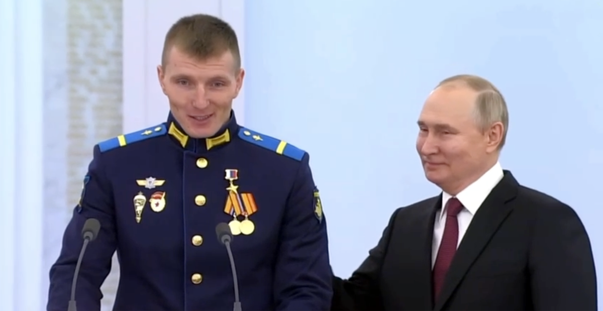 «Здесь все свои!»: Путин поддержал бойца, который застеснялся перед залом