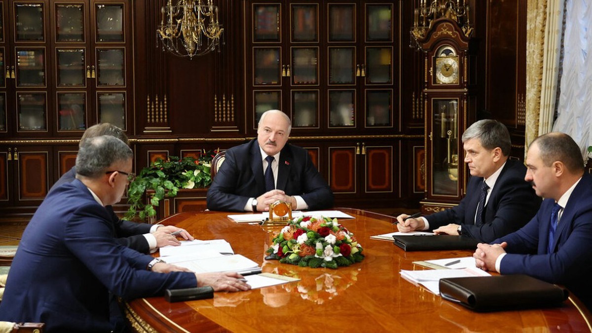 «Мне люди голову снимут»: Лукашенко раскритиковал министра спорта за предложение поощрить спортсменов