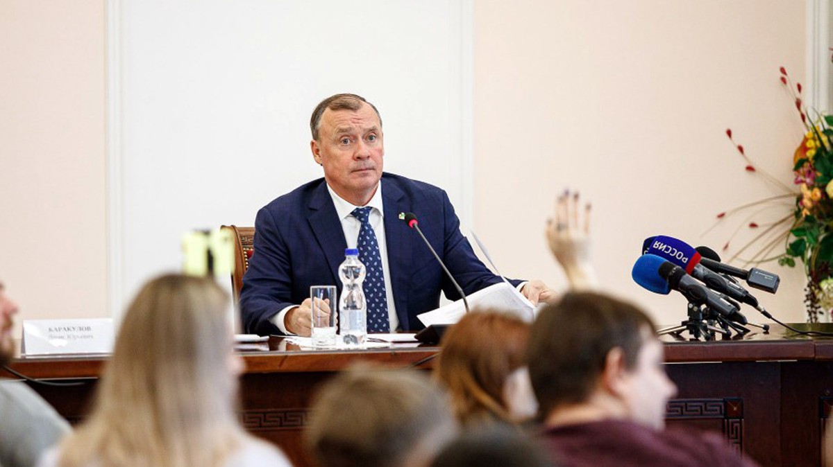 Мэр Екатеринбурга объяснил отсутствие символики Z и V в новогодних украшениях города