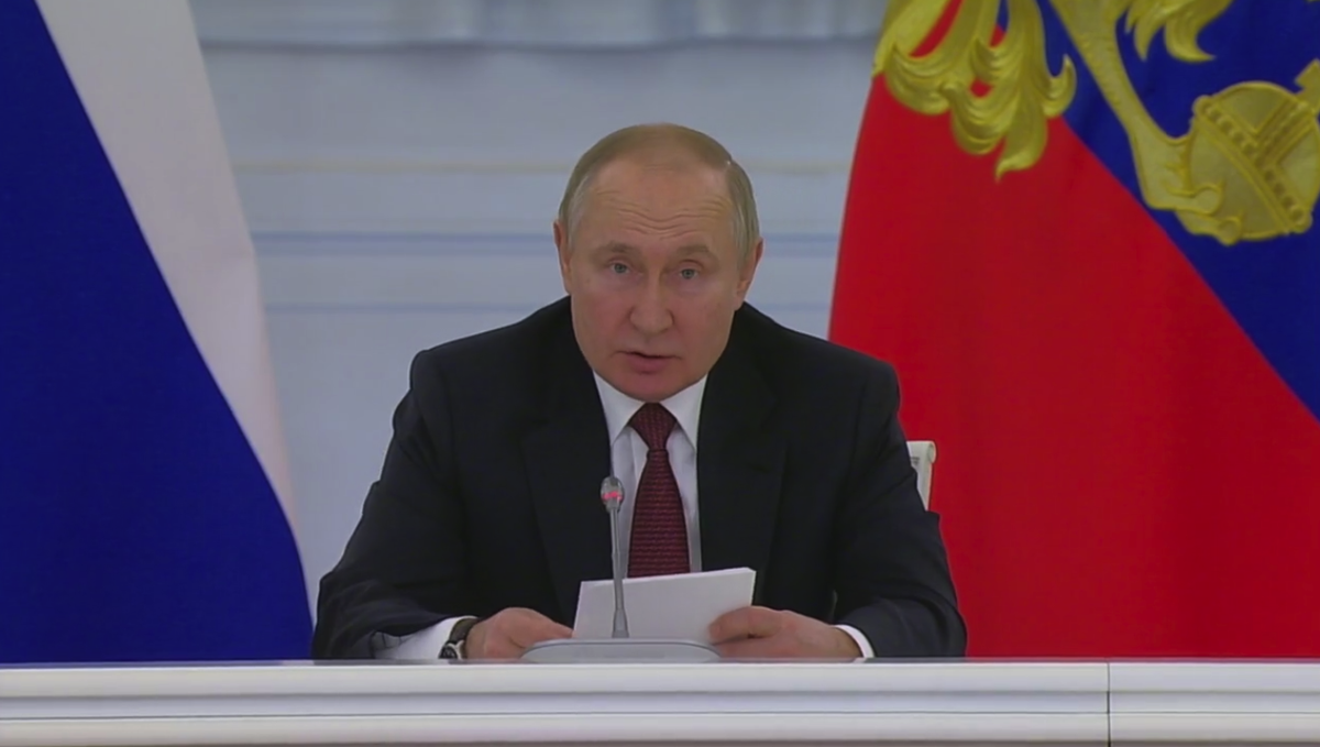Президент РФ Путин назвал добровольцев, помогающих участникам спецоперации, примером для молодежи