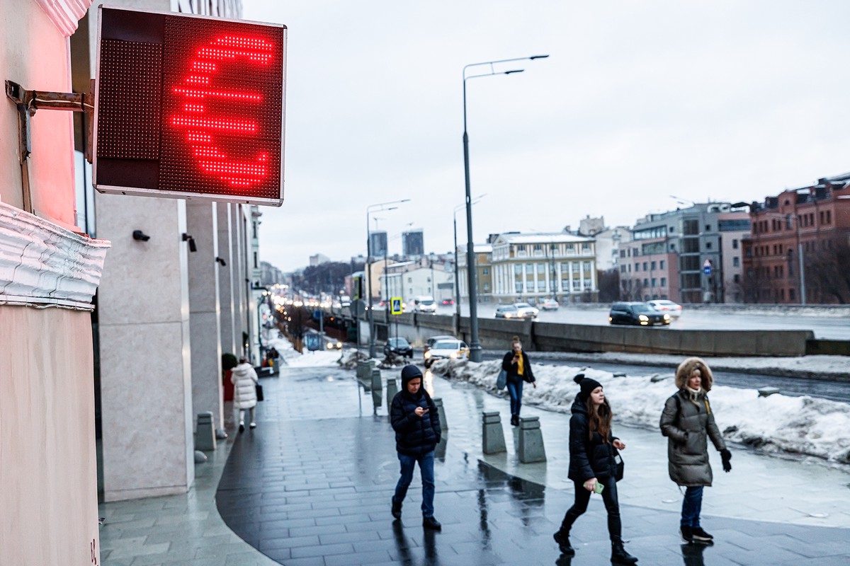 Курс евро на Мосбирже вырос до 100 рублей впервые с 26 октября