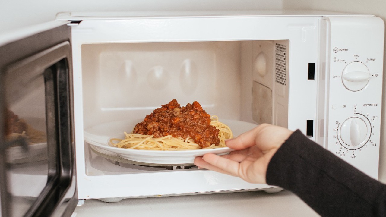 Эксперты объяснили, какие продукты нельзя греть в микроволновке