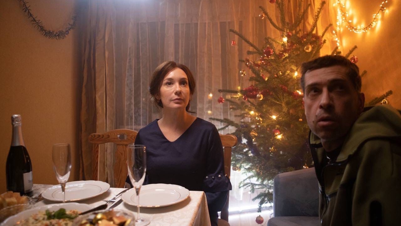 Актёры Хаматова и Смольянинов снялись в новогоднем клипе «Ногу свело!»