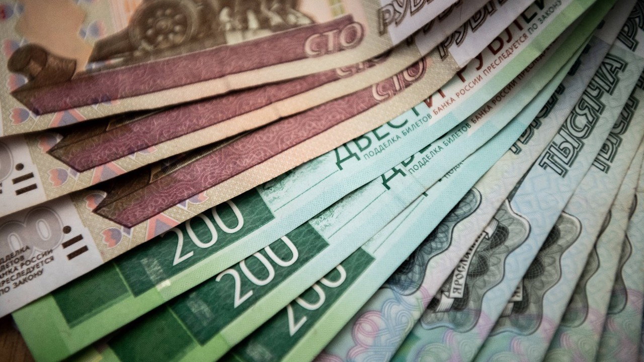 Пятирублёвки возвращаются: в 2023 году в России появятся лакированные деньги