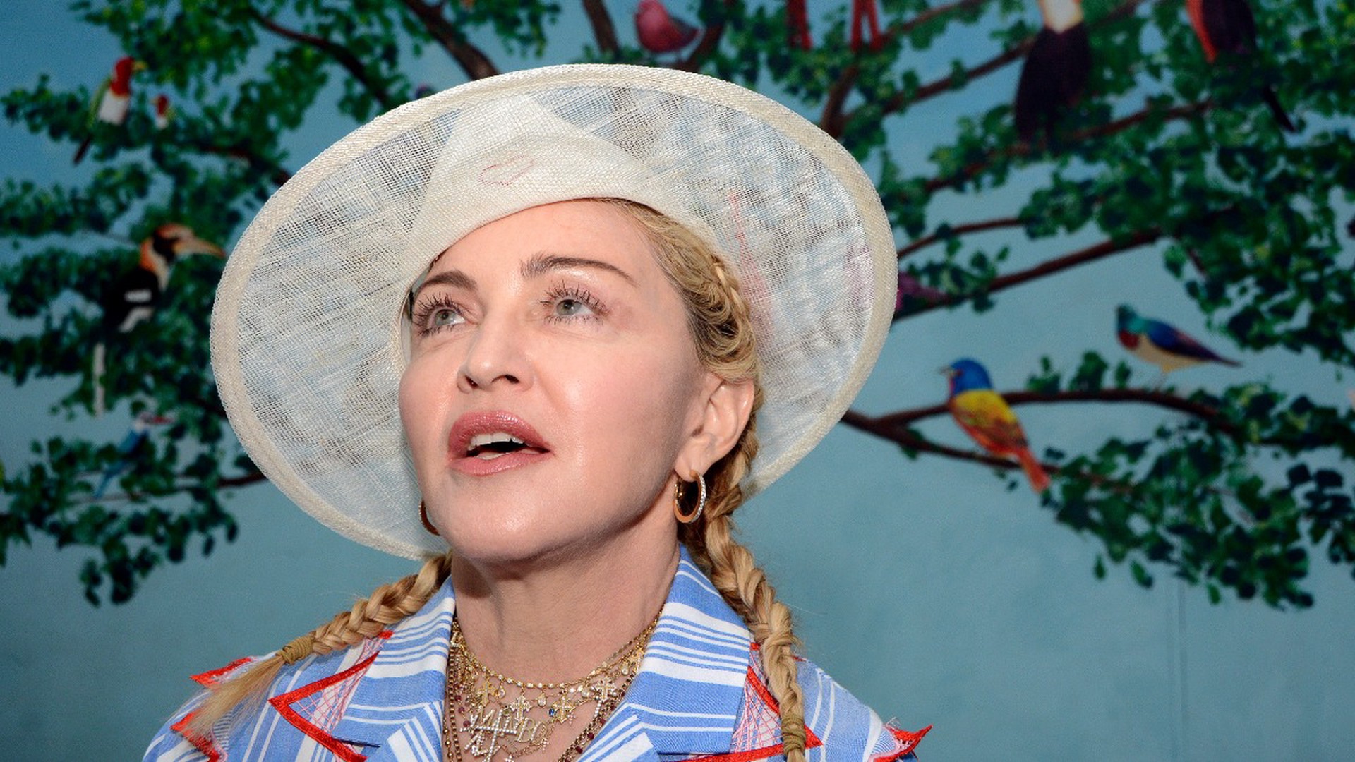 Мадонна снялась в футболке с матерным словом на русском языке