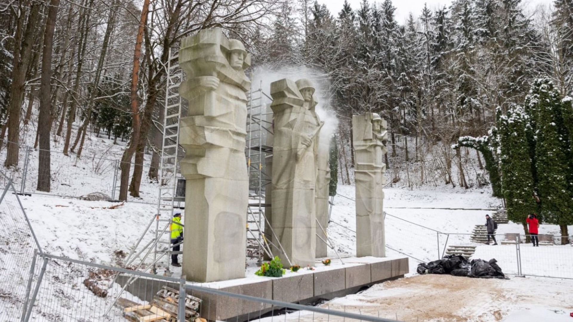 В Литве завершили демонтаж шести стел в честь советских солдат на воинском мемориале