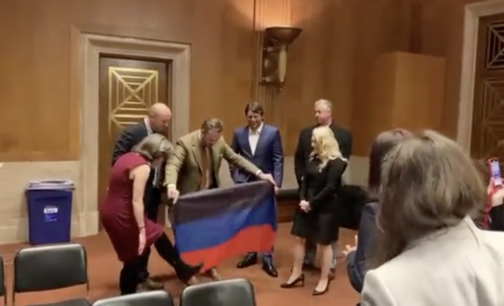 Украинская делегация вытерла ноги о флаг ДНР в Конгрессе США