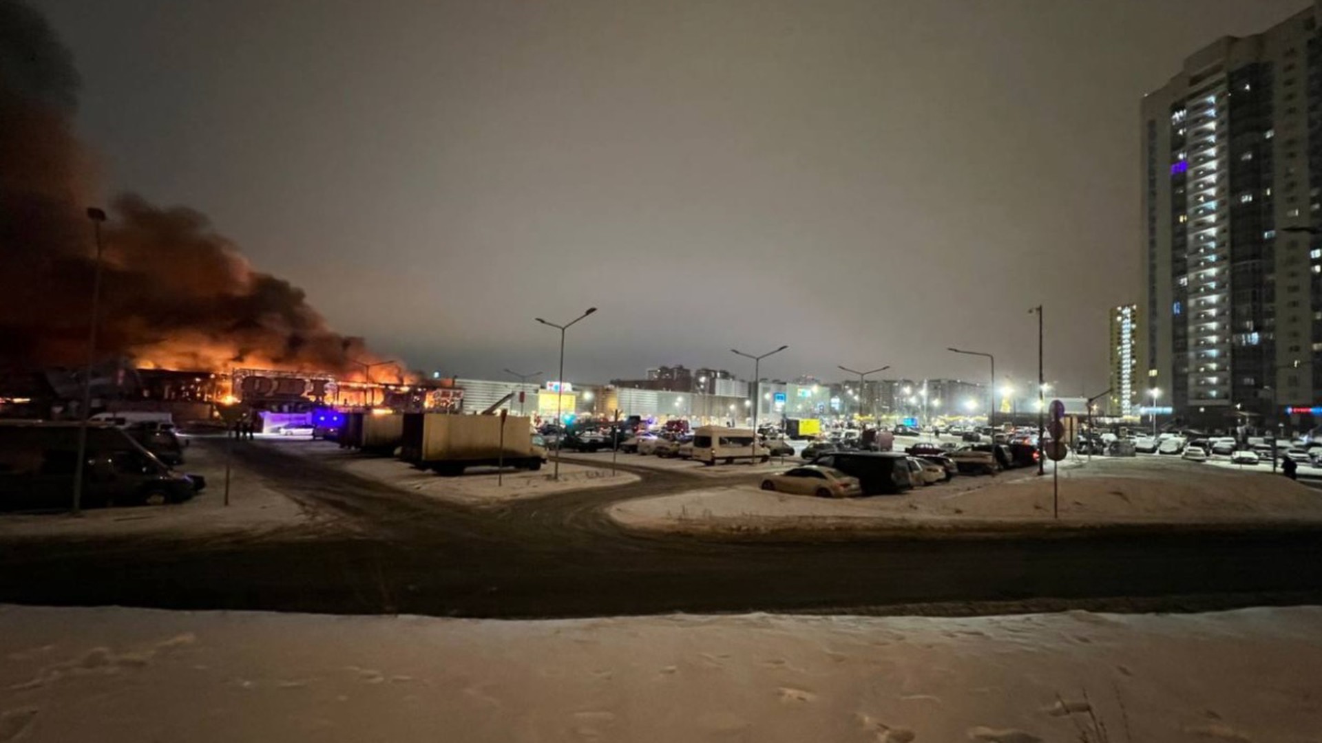 Экстренные службы: площадь пожара в «ОБИ» выросла до 18 000 квадратных метров