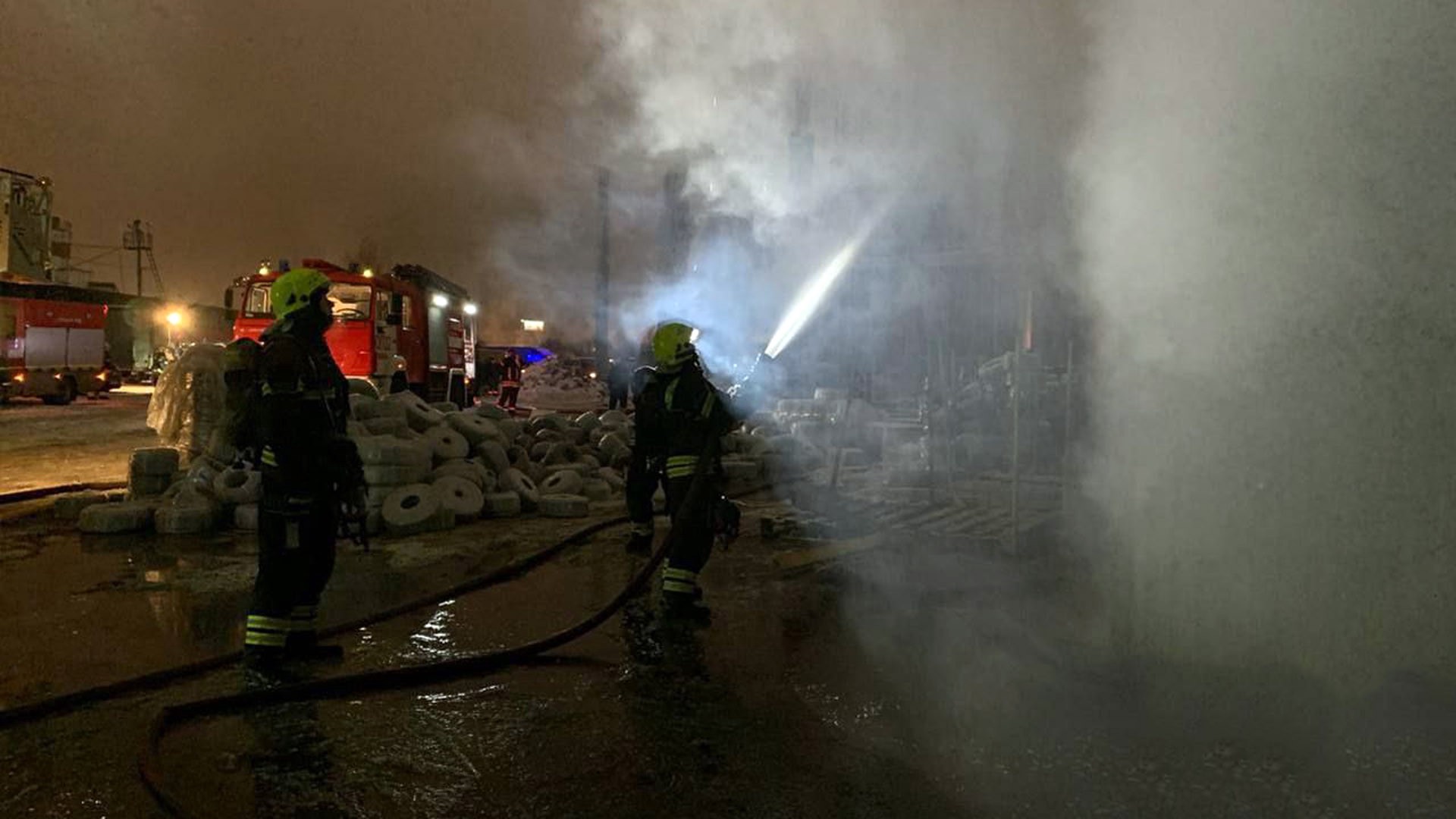 В Москве ликвидировали пожар на территории складского помещения на востоке столицы