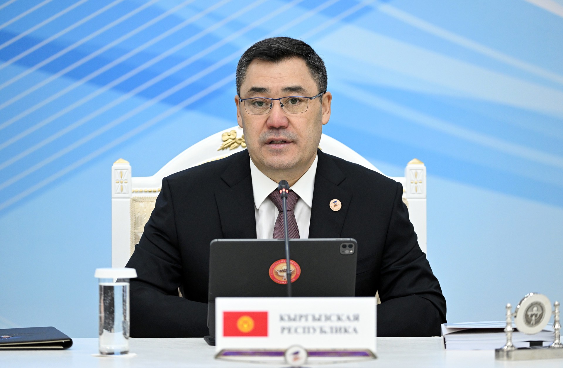 Глава Киргизии призвал госсекретаря США не вмешиваться во внутренние дела страны
