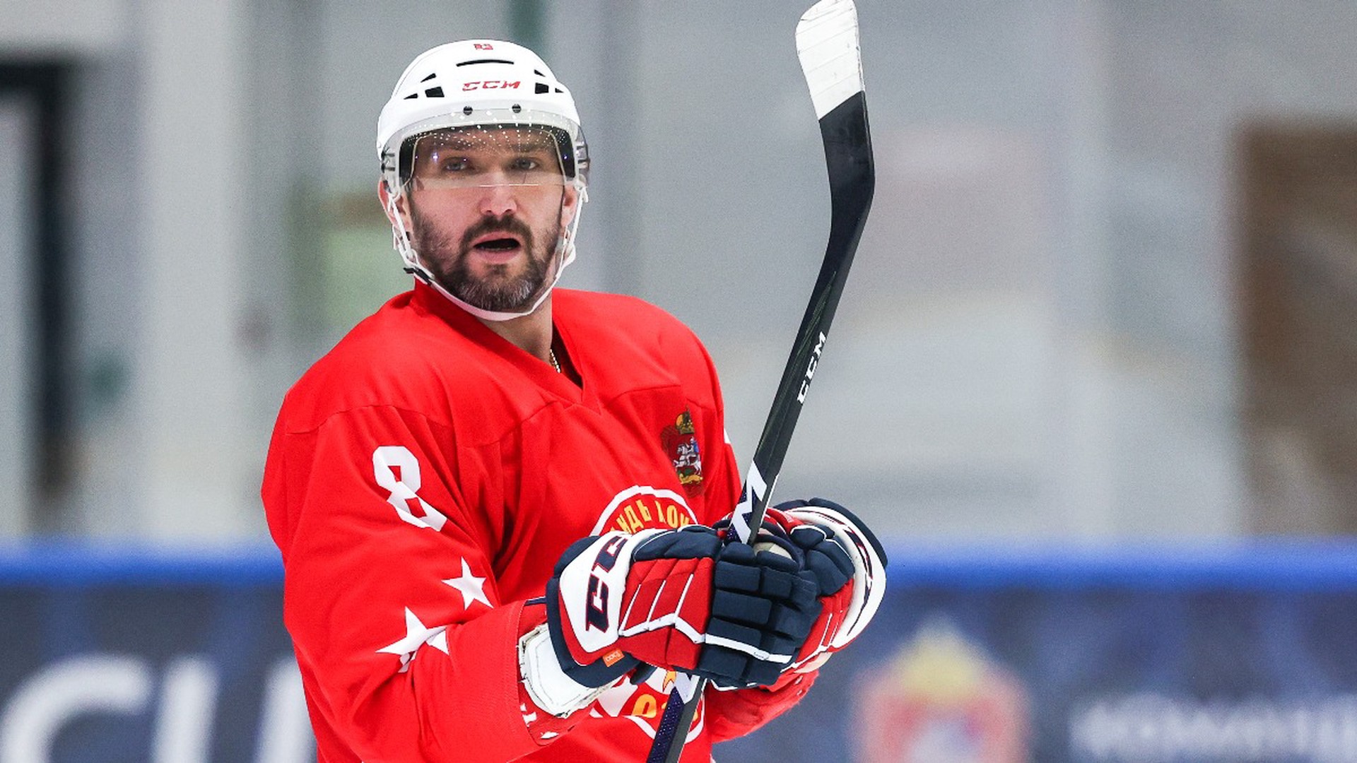 Канадский хоккеист ударил Овечкина клюшкой по горлу в матче НХЛ и избежал наказания