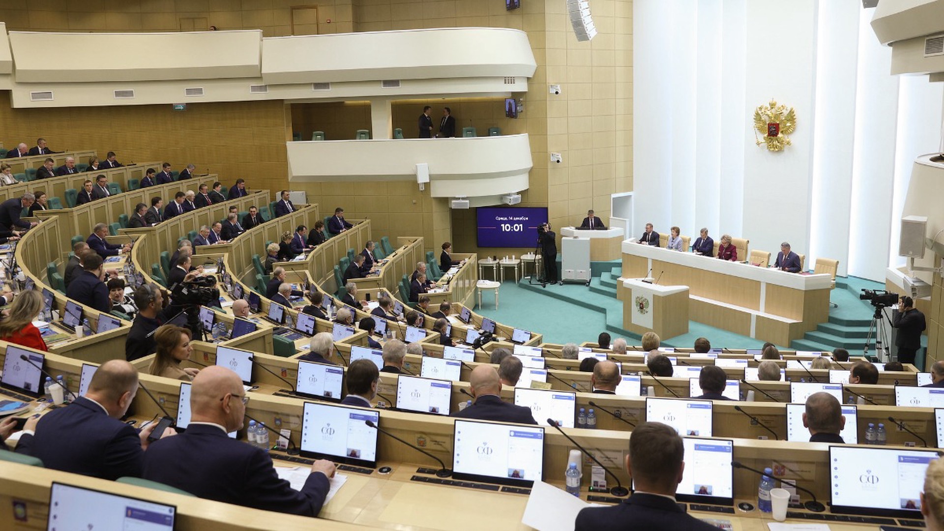 Совфед одобрил закон об установлении МРОТ в размере 16 242 рублей в 2023 году