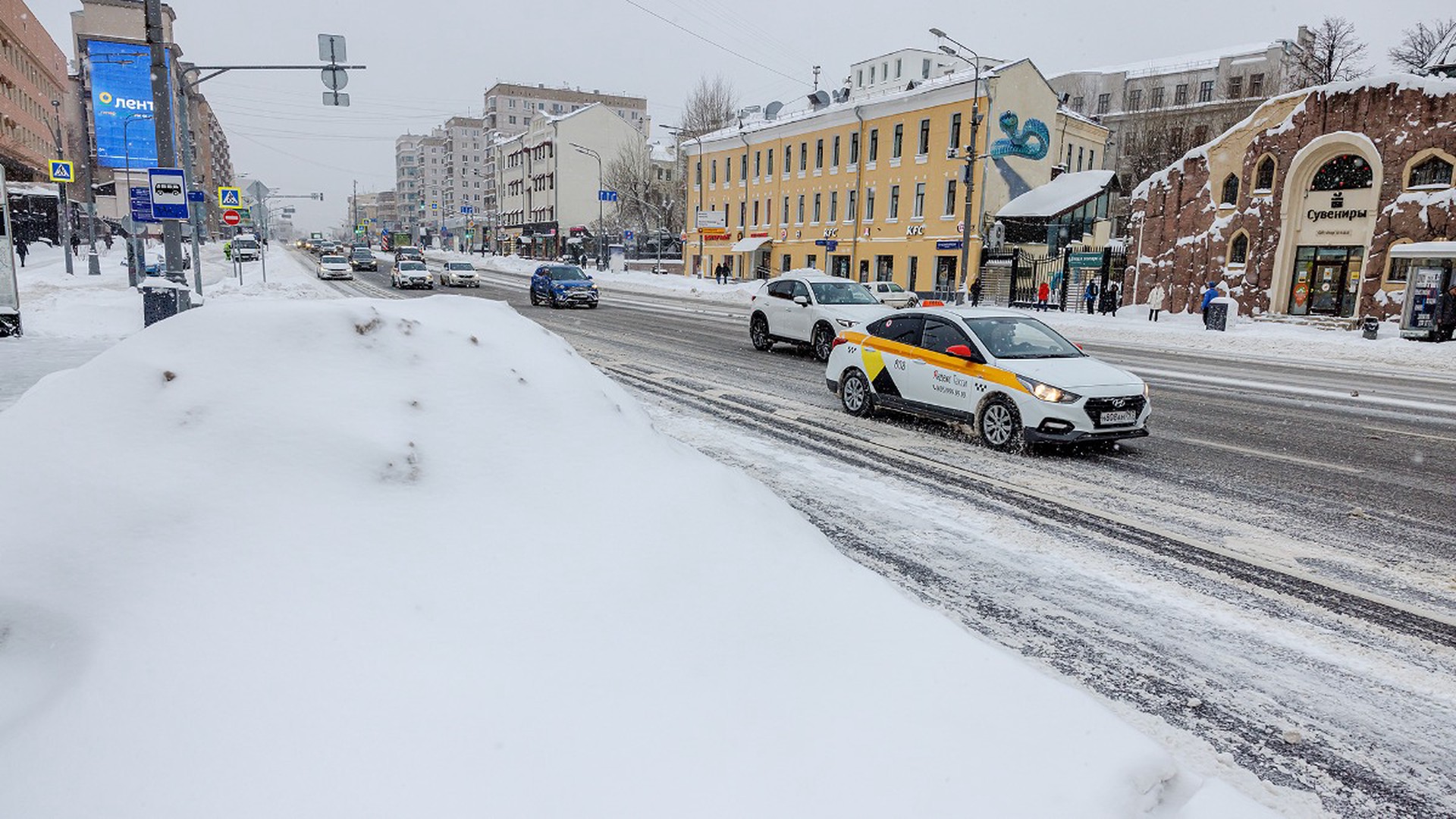 Водителям объяснили, как ездить на летней резине в снег