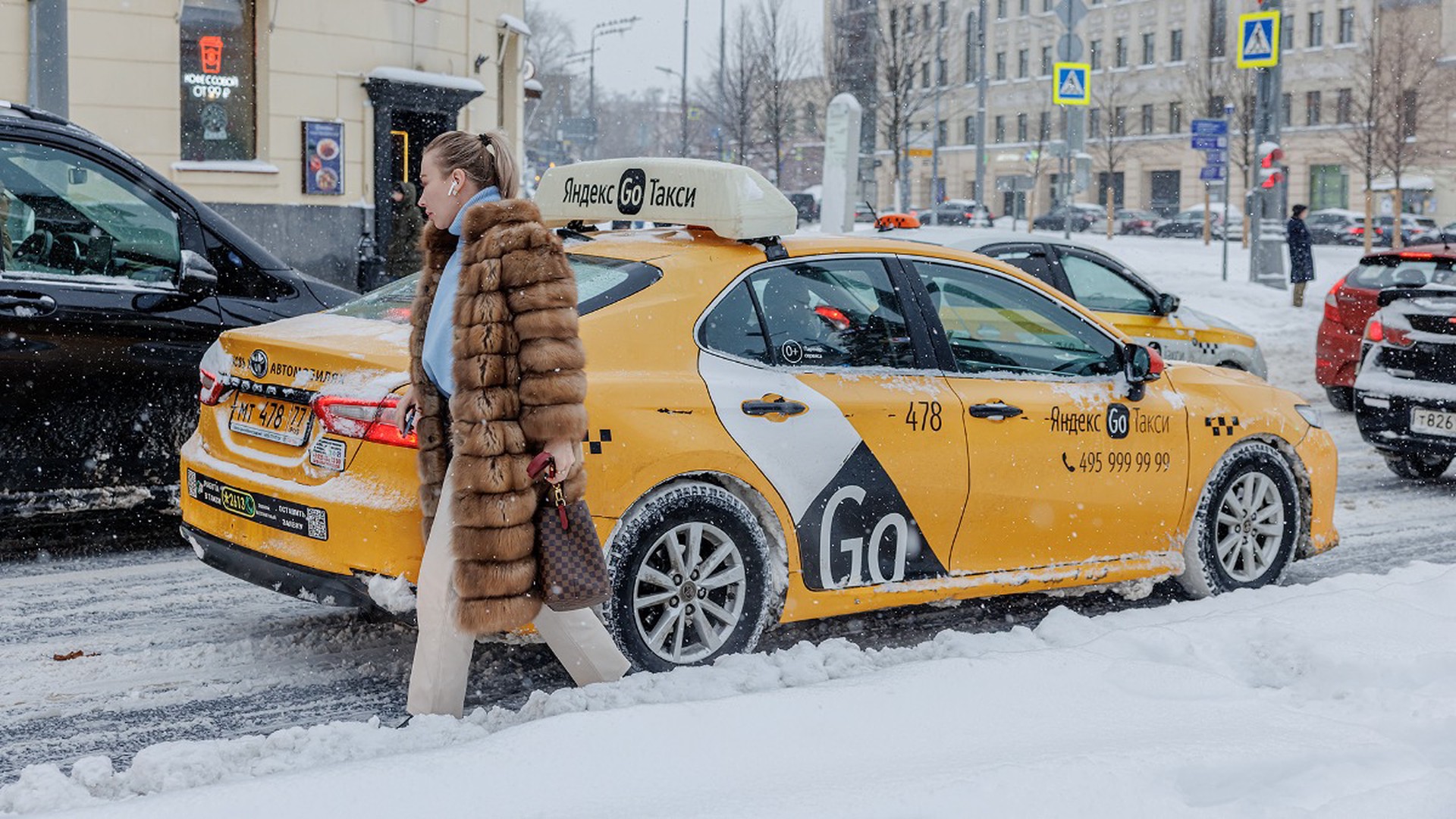В Госдуме РФ предложили бороться с повышением цен на такси в снегопад