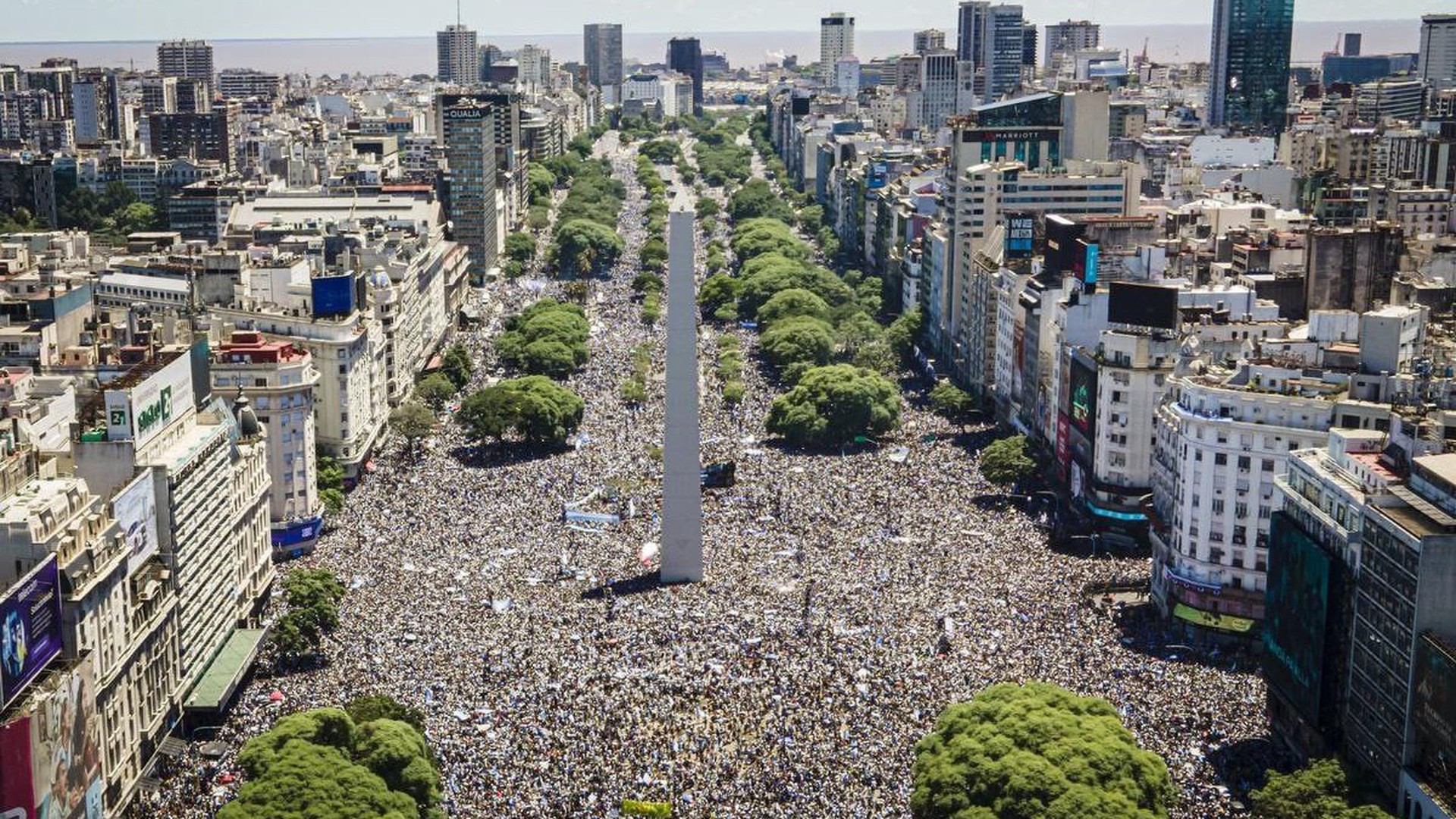 В Буэнос-Айресе 4 млн болельщиков вышли встречать футболистов после их победы на ЧМ-2022