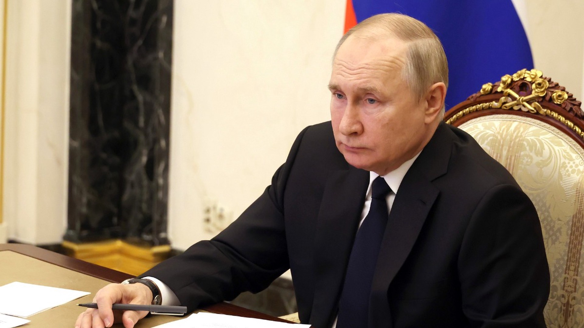 Путин поручил подготовить указ по использованию цифрового удостоверения вместо паспорта
