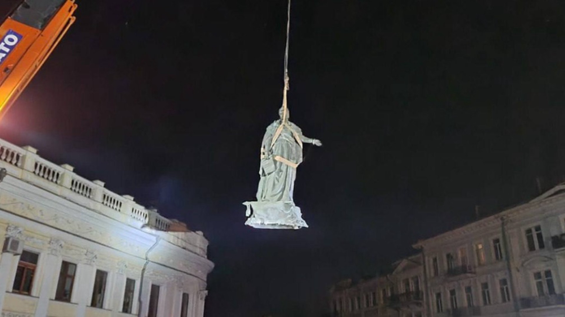 Демонтаж памятников Екатерине II и Александру Суворову завершился в Одессе