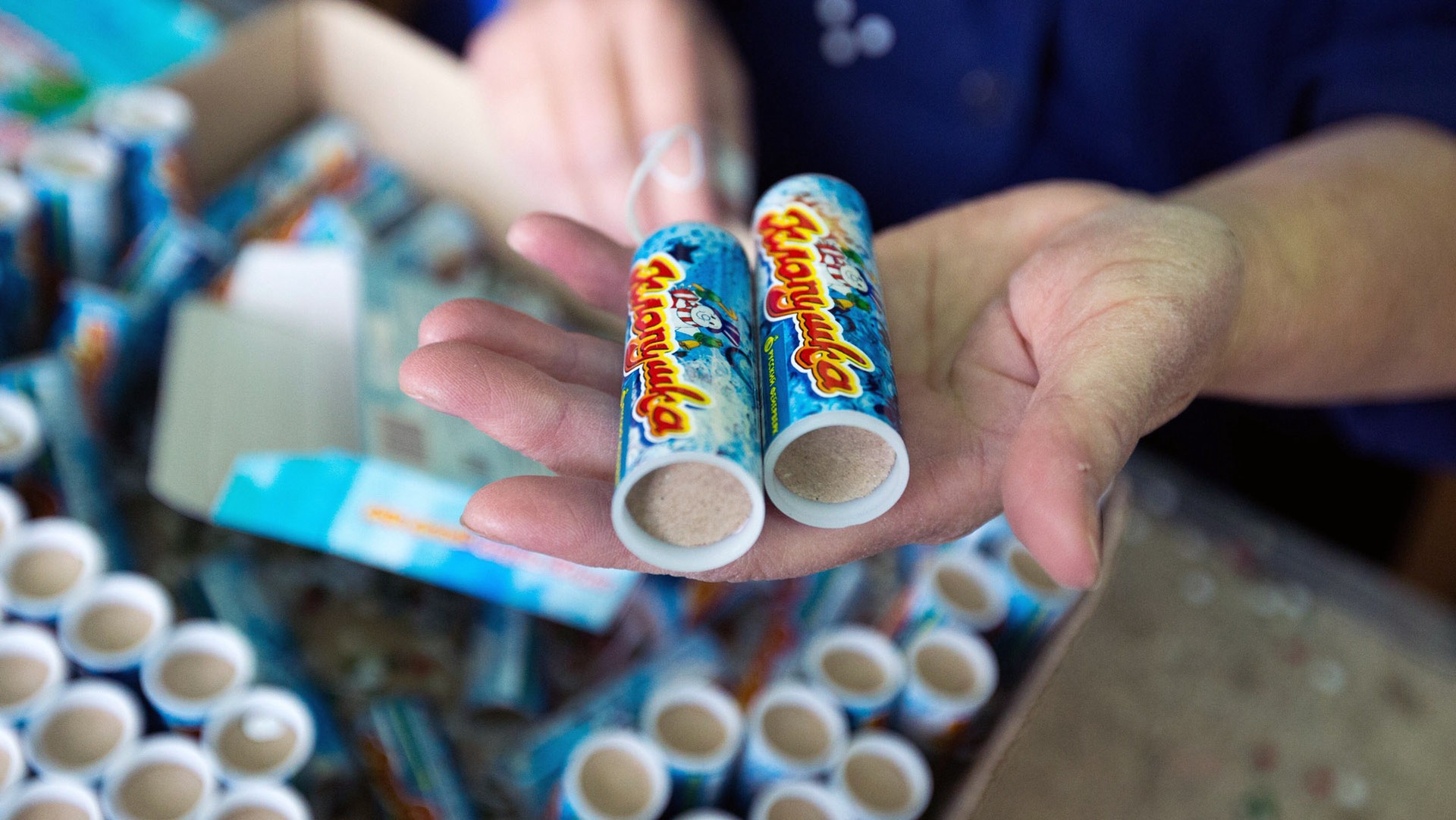 Маркетплейсам запретили хранить фейерверки в пунктах выдачи