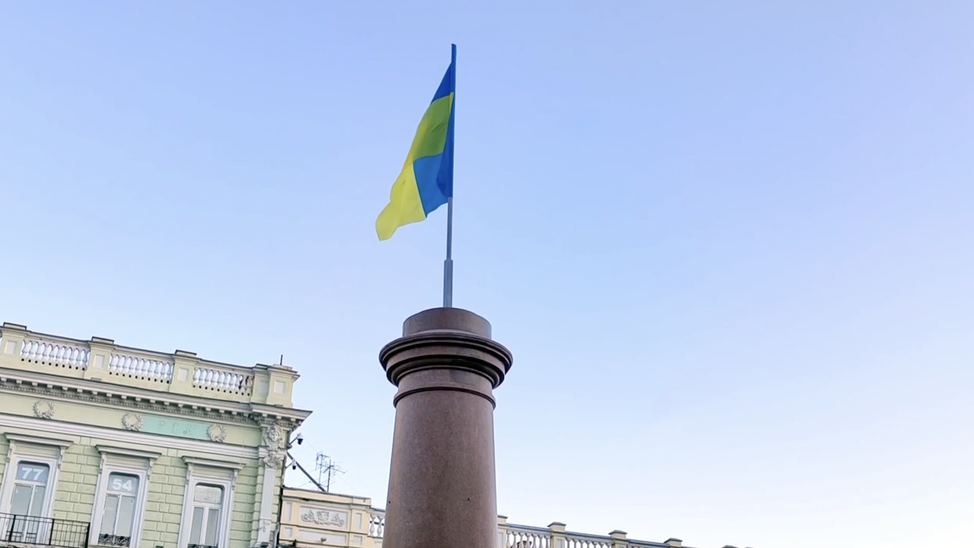 В Одессе на месте снесенного памятника Екатерине II появился украинский флаг