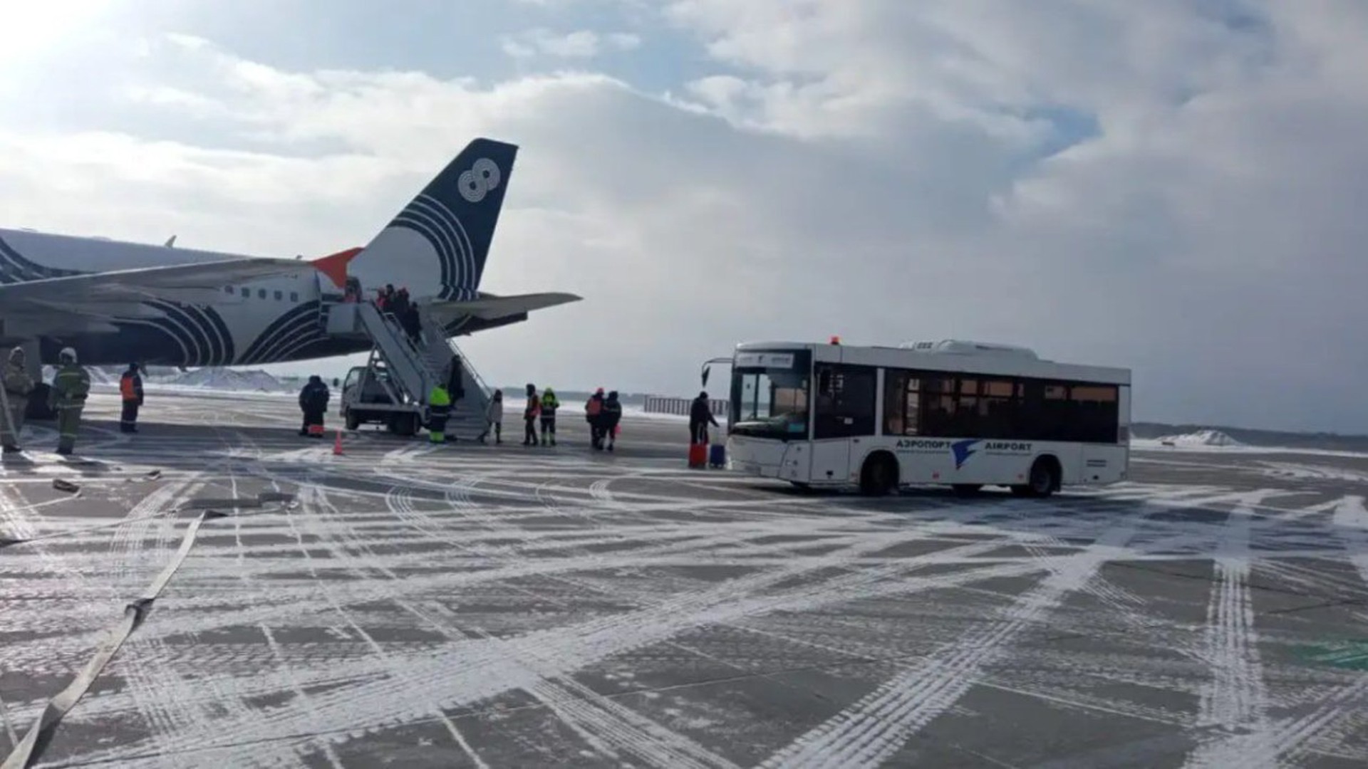 Пассажирский самолёт совершил экстренную посадку в Новосибирске