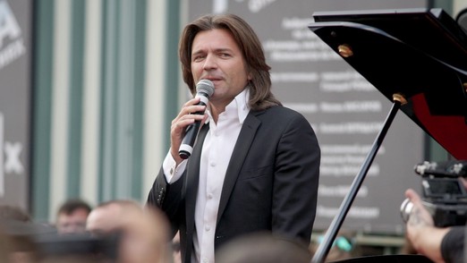 «Там продюсер – Ваня»: директор Маликова объяснила, что певец делал в гримёрке «Вечернего Урганта»
