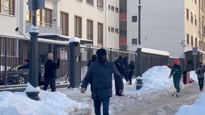 Посольство Финляндии в Москве забросали кувалдами