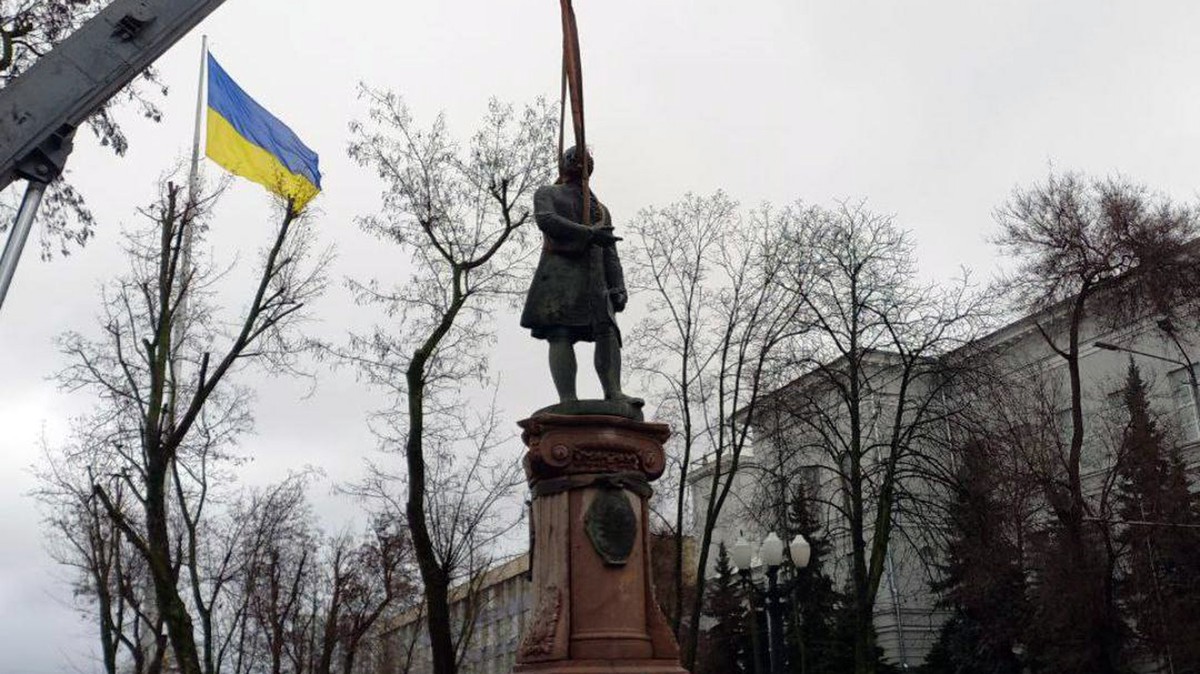В Днепре демонтировали памятник Ломоносову