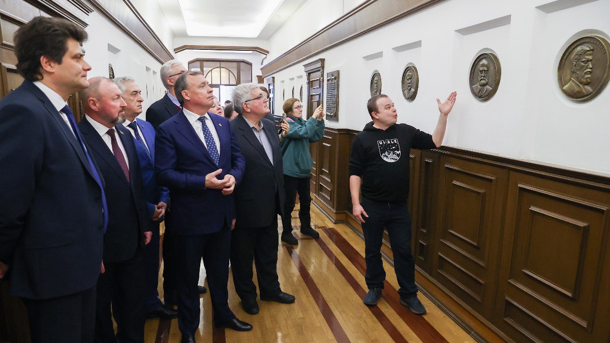 В мэрии Екатеринбурга установили барельеф Ройзмана*