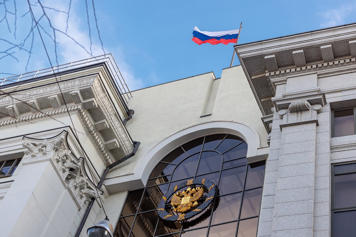 Невнятные комментарии и вялое осуждение: как Запад отреагировал на запрет в России ЛГБТ*